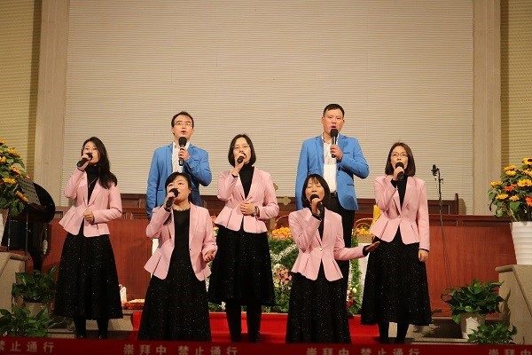 Members of Shishan Church in Suzhou, Jiangsu, sang a hymn during the Thanksgiving worship service held on November 20, 2022.