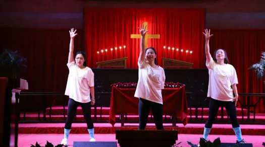 The dance team of Wuxi Church in Jiangsu presented a program during a Thanksgiving worship service held on November 22 or 24, 2022.