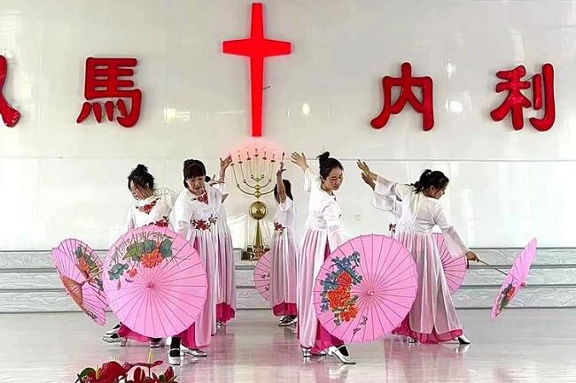A dance team presented a program to celebrate Jesus’ resurrection at Teng’ao Church, in Anshan City, Liaoning Province, on Easter Sunday, April 9, 2023.