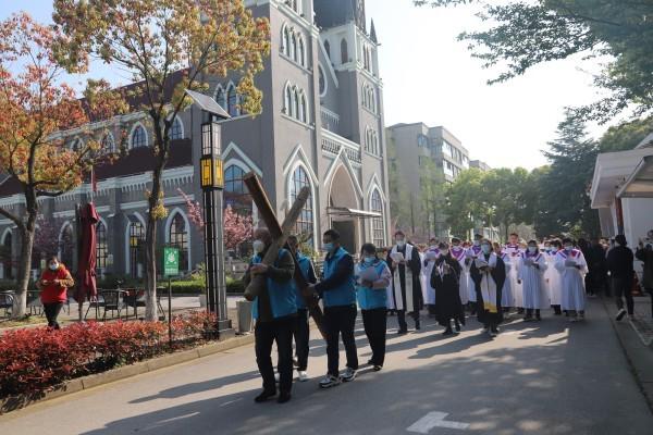 Members of Shishan Church in Suzhou, Jiangsu, carried the cross to walk the 14 stations of Jesus’ path to the cross on April 7, Good Friday, 2023.