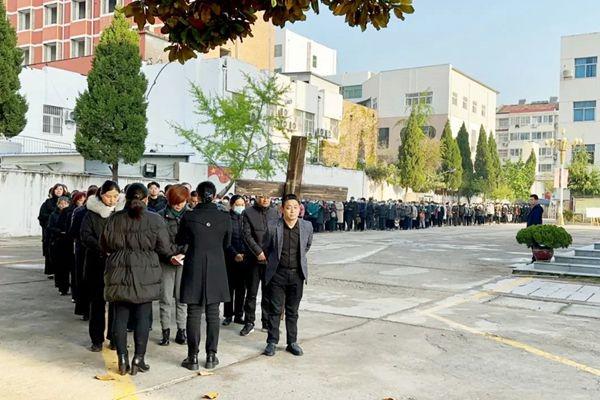 Members of Huai’an Church in Jiangsu carried the cross to walk the 14 stations of Jesus’ path to the cross on April 7, Good Friday, 2023.