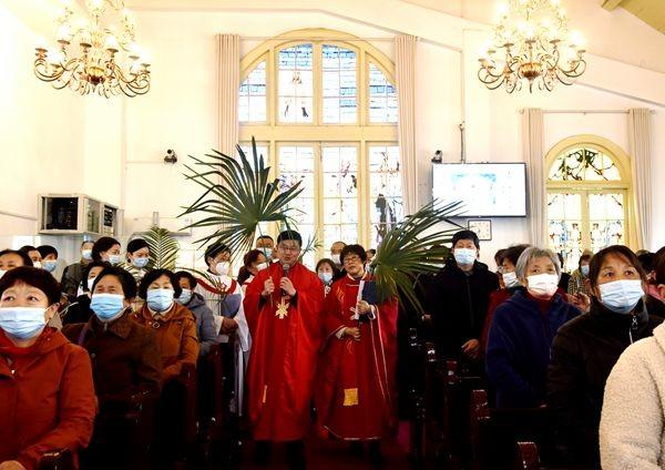 The officiant, preacher, and choir members entered the main building with palm branches to commemorate Jesus' entry into Jerusalem at Apostle Church in Suzhou, Jiangsu, on Palm Sunday, April 2, 2023.