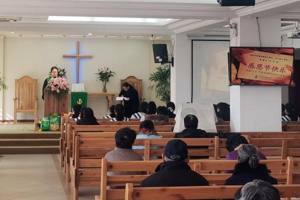 Rev. Cao Yawen shared a sermon with the title "Remembering the Grace of the Lord" during a Thanksgiving celebration conducted at Qingjian Lake Church in Suzhou, Jiangsu, on November 19, 2023.